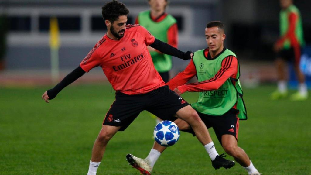 Isco defiende la posesión ante Lucas Vázquez