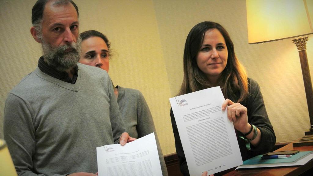 Alberto Víctor Lima, funcionario interino de la OAR, junto a Ione Belarra, en el Registro del Congreso.