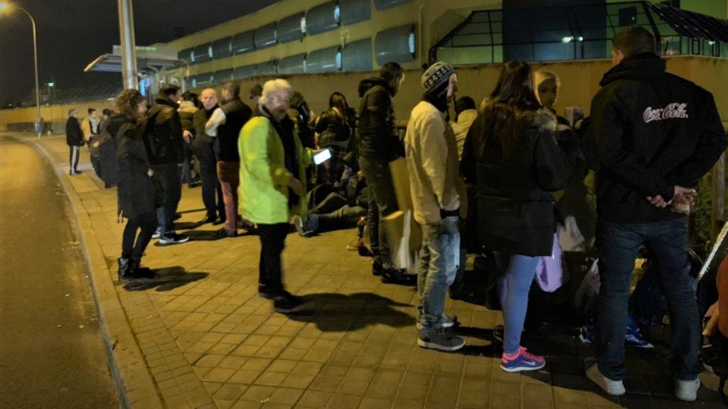 Venezolanos, sirios o guatemaltecos pasan las noches al frío para pedir cita en el CIE de Aluche.