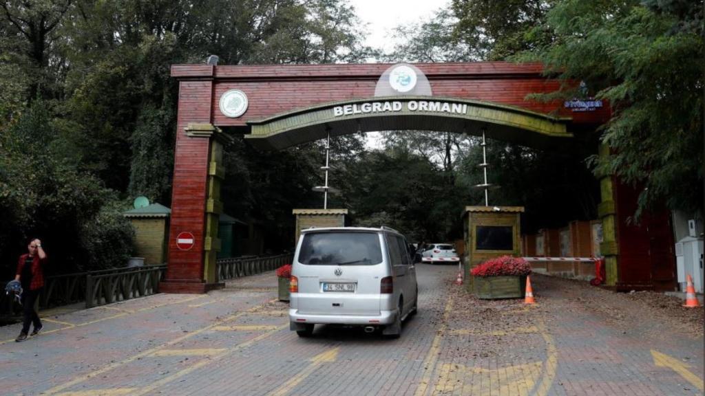 Un coche entra en el Bosque de Belgrado cerca de Estambul.