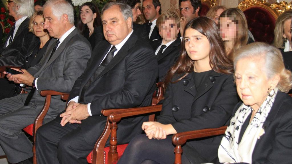 Familaires y amigos en el entierro de la duquesa, de izq. a dcha en primera línea: Jacobo, Eugenia, Carlos, Fernando, Tana Rivera (su nieta) y Pepita.