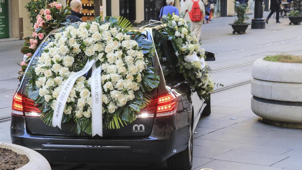 Coche fúnebre con los restos de Pepita por las calles de Sevilla.