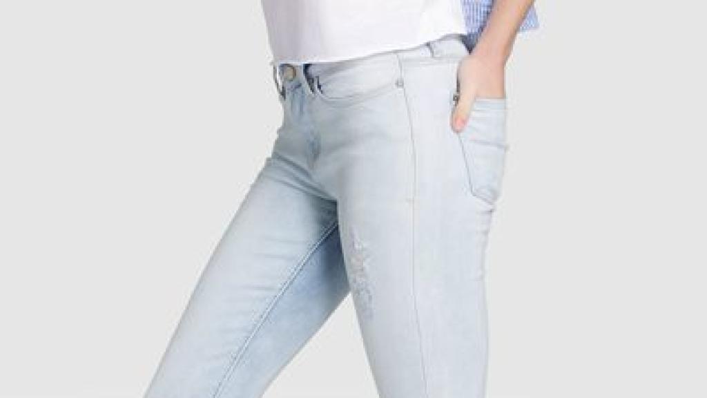 Pantalón vaquero color claro