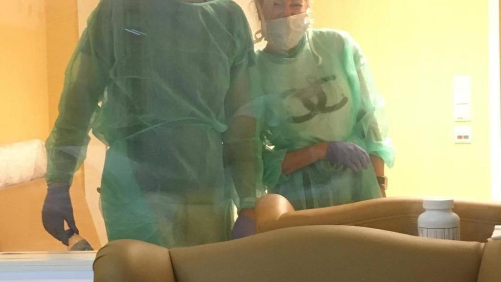 Alessandro Lequio y Ana Obregón observando a su hijo a través del cristal.