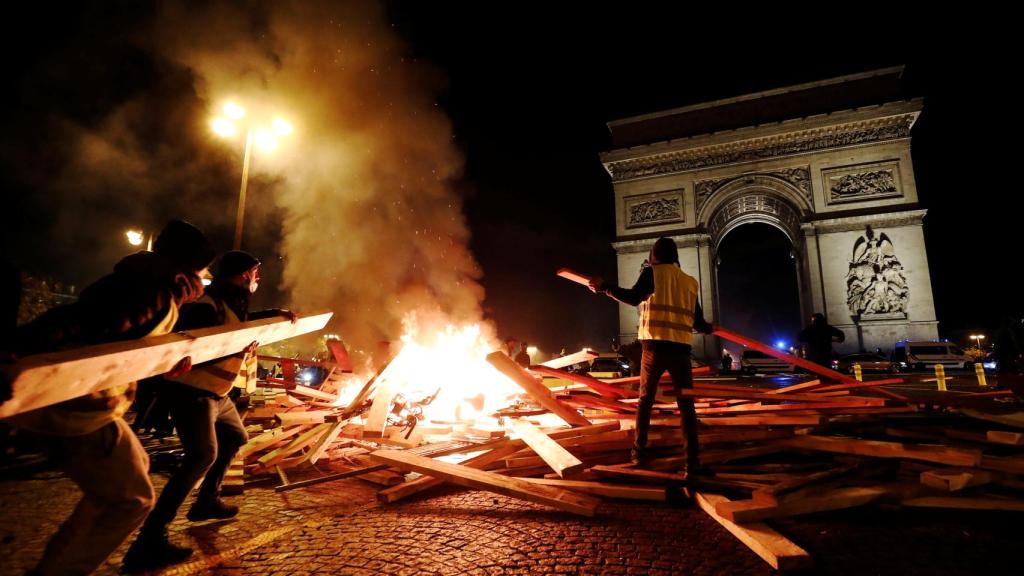 Barricadas frente al Arco del Triunfo el sábado