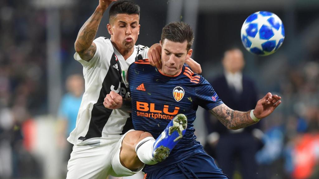 Cancelo y Santi Mina, en el Juventus - Valencia.