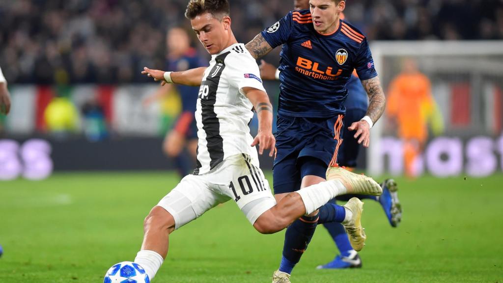 Dybala controla el balón ante Santi Mina.