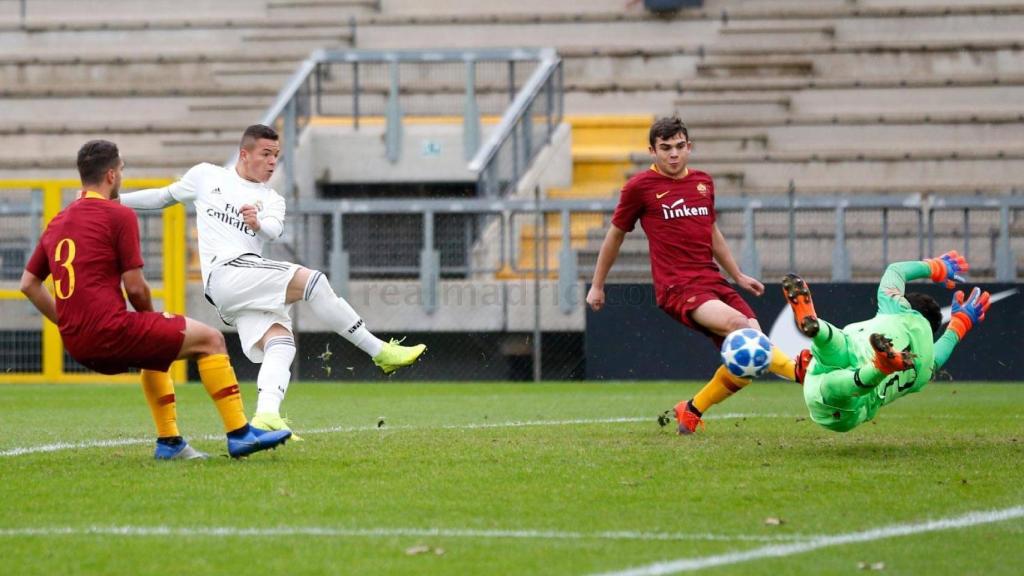 Lanzamiento de Rodrigo a puerta en el Roma - Juvenil A