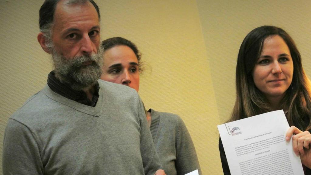 Alberto Víctor Lima, junto a Ione Belarra, portavoz de Unidos Podemos, en el registro del Congreso.