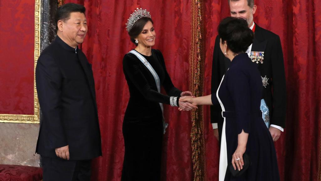 La reina Letizia saludando a la primera dama Peng Liyuan.