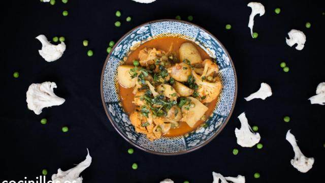 Patatas, coliflor y guisantes estilo Aloo Gobi