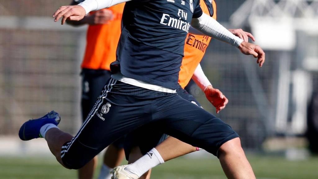 Fidalgo intenta robarle el balón a Asensio