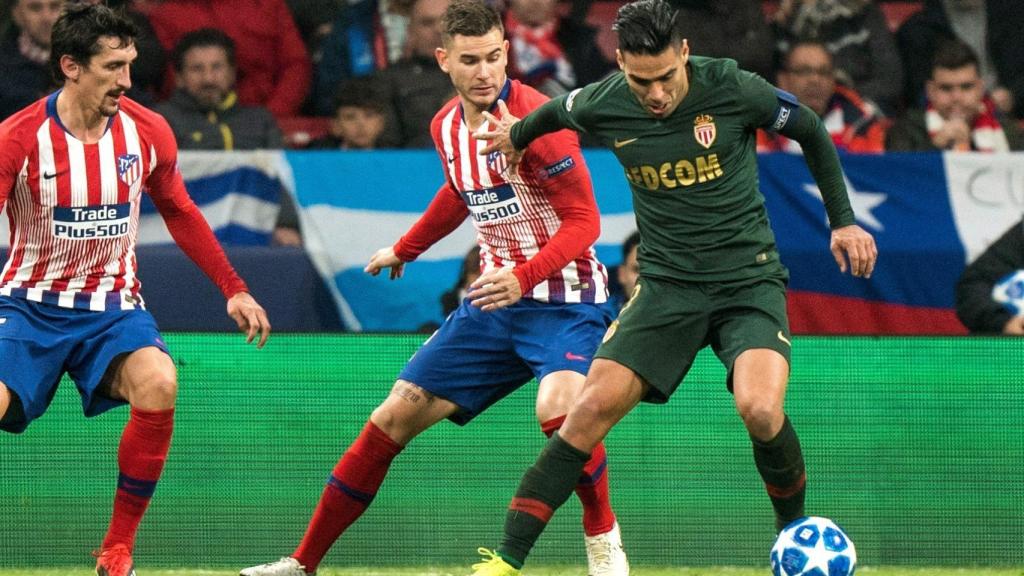 Falcao pelea un balón contra el Atlético