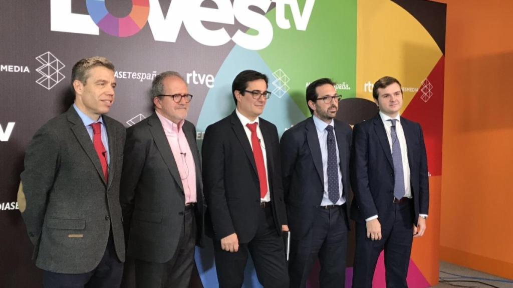 Directivos de las cadenas de televisión durante la presentación de Loves TV.