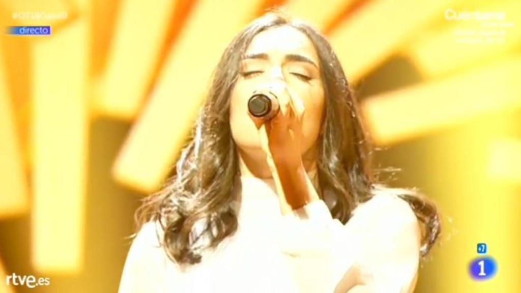 Marta durante su actuación que la ha salvado de la expulsión.