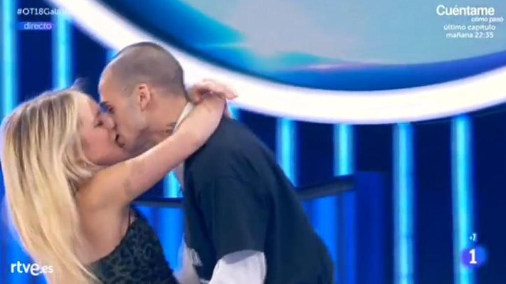 El fogoso beso de María con su novio.