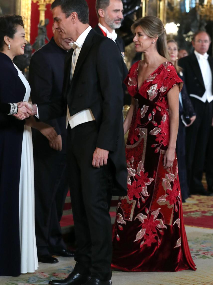 Begoña Gómez también deslumbró con su elección de estilismo.