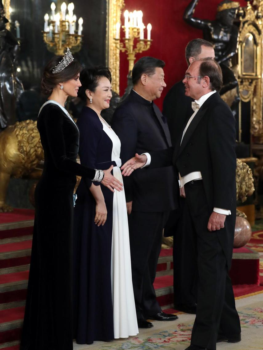 Los reyes dan la bienvenida a sus ilustres invitados.