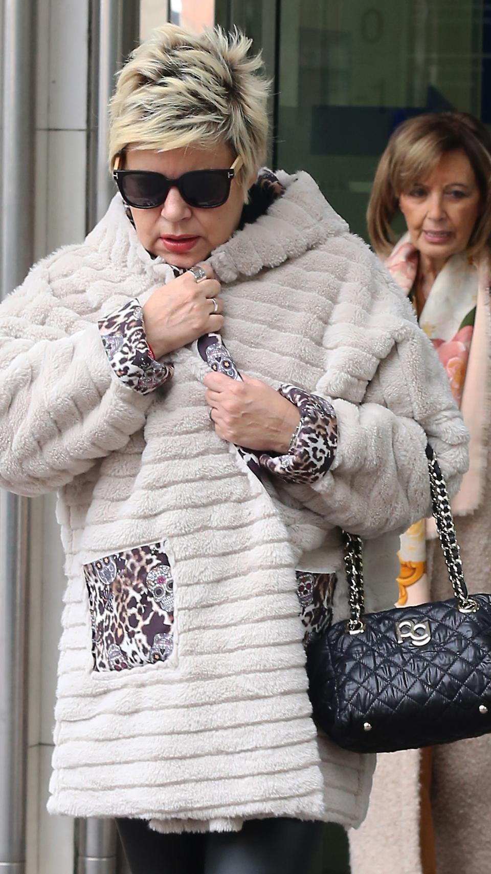 Terelu junto a  su madre.