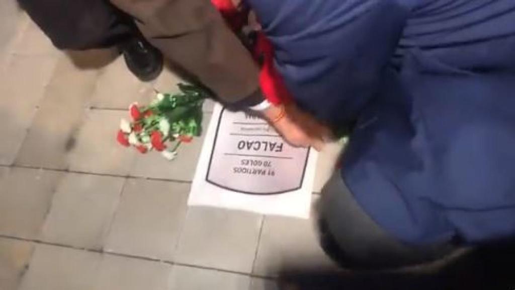 La improvisada placa de Falcao. Foto: Twitter (@elchiringuitotv)