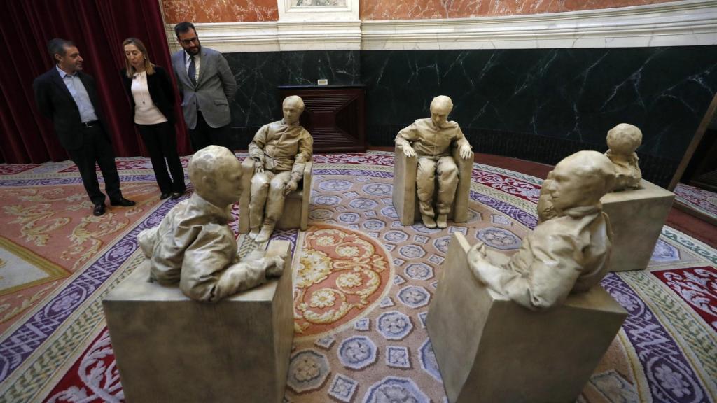 Ana Pastor, Manuel Borja-Villel, director del Reina Sofía, e Ibán García, presidente de Acción Cultural Española, observan la obra de Juan Muñoz.