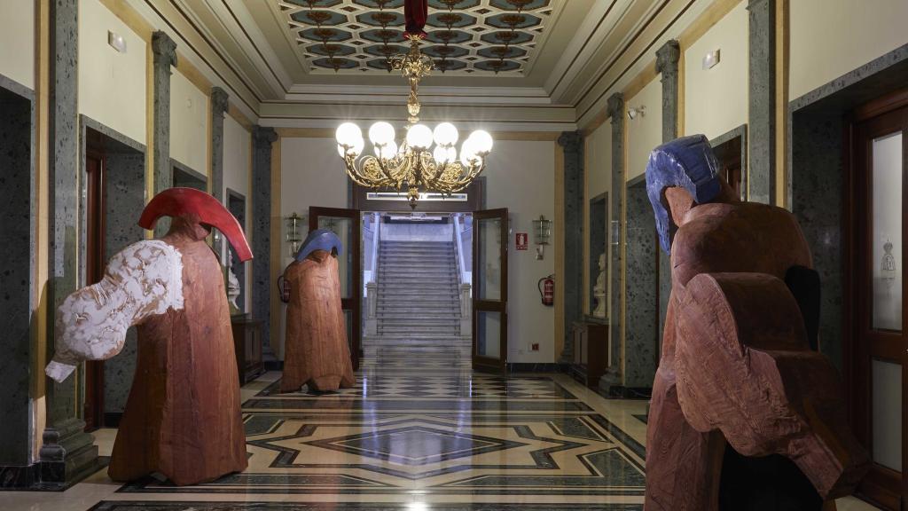Esculturas de madera tallada de Francisco Leiro en el Senado.
