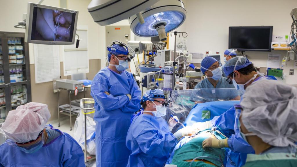 Médicos operando en un quirófano.