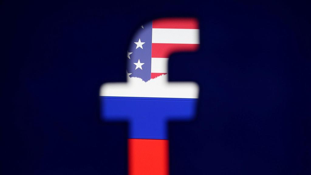 Logo de Facebook con las banderas estadounidense y rusa.