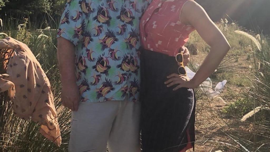 Almodóvar con la cantante Rosalía en el rodaje de 'Dolor y gloria'.