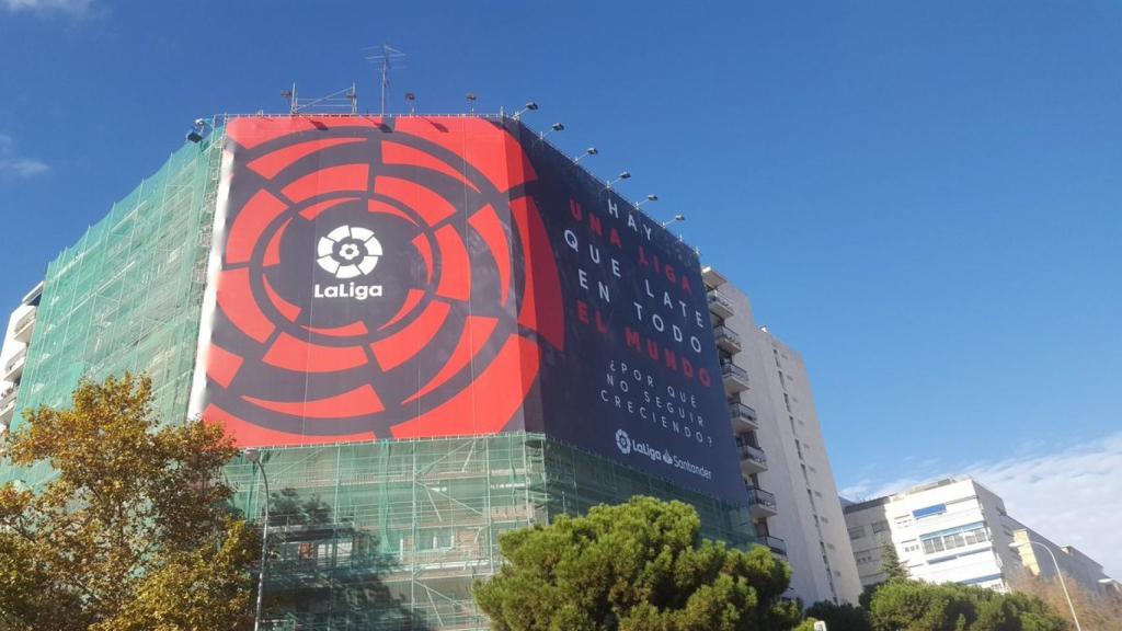 Anuncio de La Liga en un edificio de Madrid