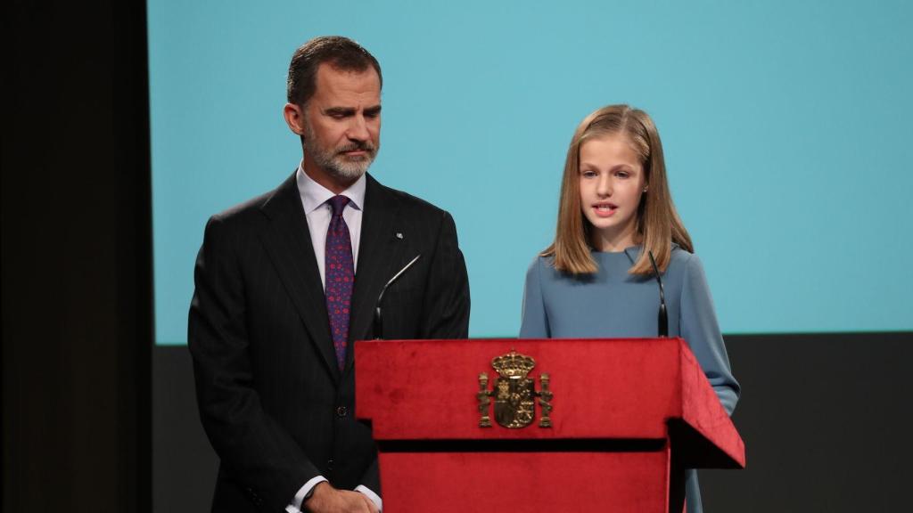 Leonor de Borbón leyendo la Constitución.