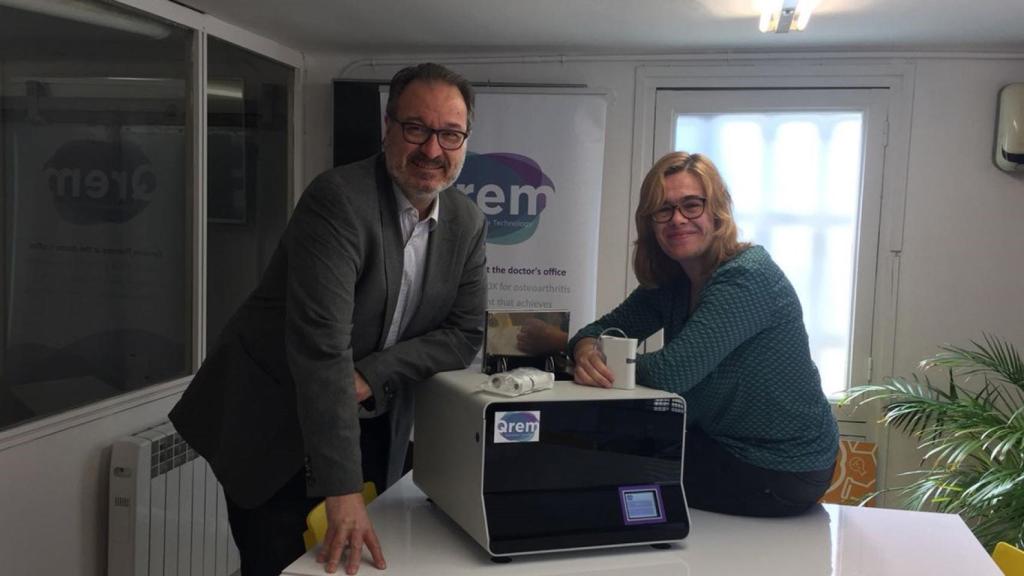 Los cofundadores de QRem, Josep M. Escuer y Nuria Noguera, con la máquina Q-Cytokine.
