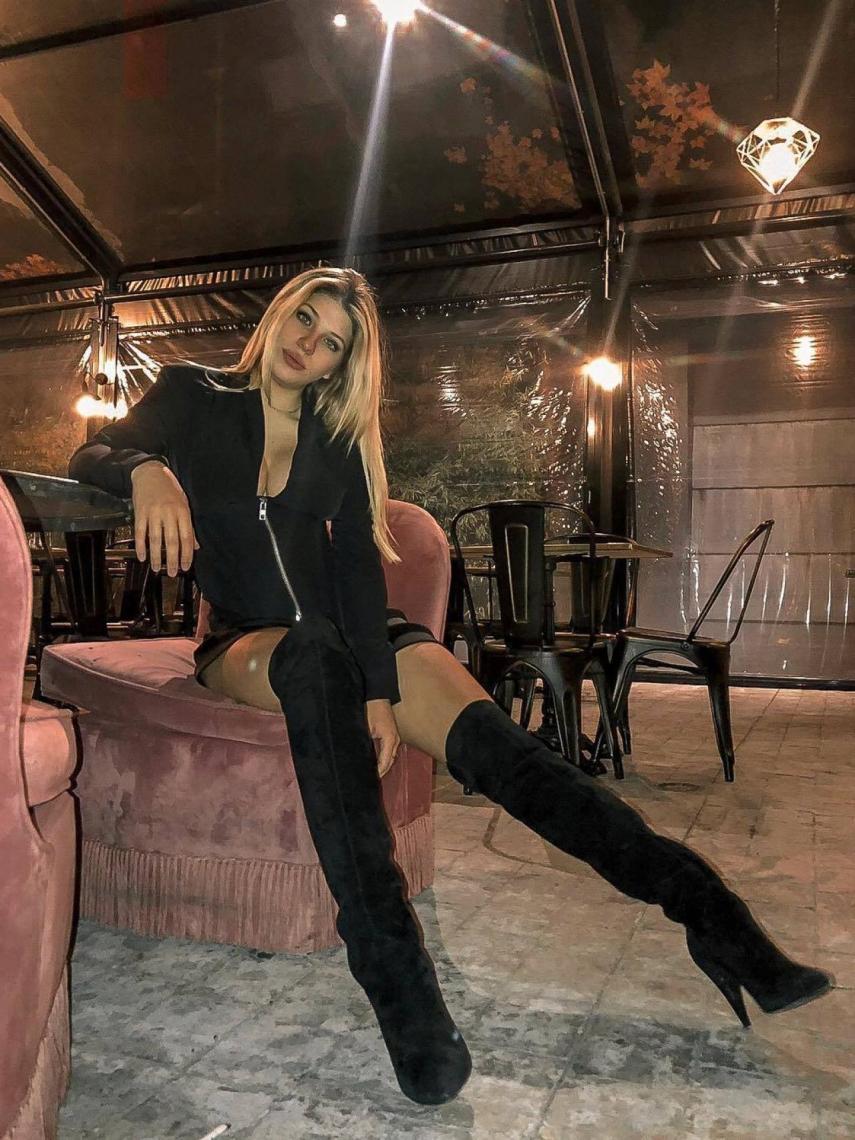 Anita disfrutó de la noche del jueves junto a su madre y unos amigos.