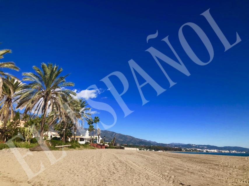 La gran casa de Bárbara está a pie de playa.