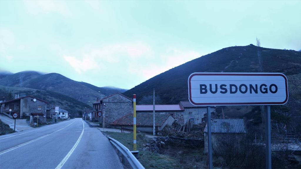 Entrada al pueblo de Busdongo en León, donde nació Amancio Ortega en 1936.