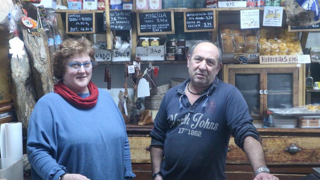 Tere y Juan, la quinta generación de la Casa Maragato, que lleva en el municipio desde 1847, el pequeño de la familia nació aquí por “pura casualidad”.