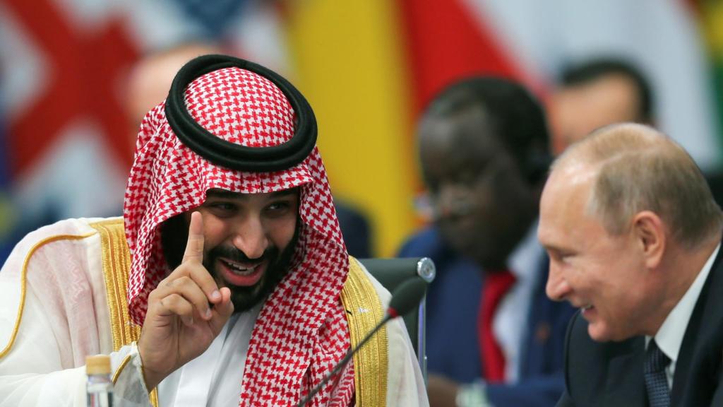 Mohammed bin Salman habla con el presidente de Rusia, Vladimir Putin. /Reuters