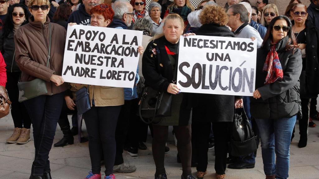 Familiares de los tripulantes del pesquero se concentran  para exigir soluciones para la situación del barco