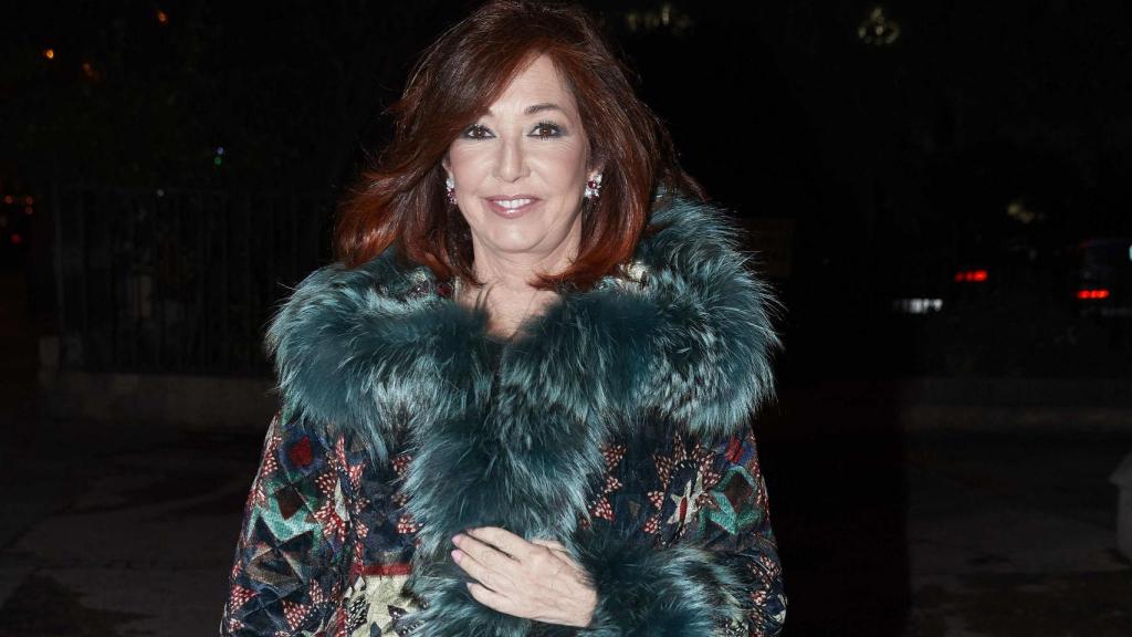 Ana Rosa Quintana llegando a la fiesta de la productora