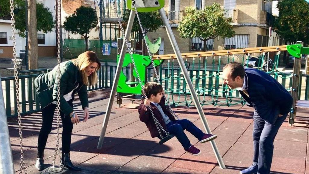 Susana Díaz en el parque con su familia