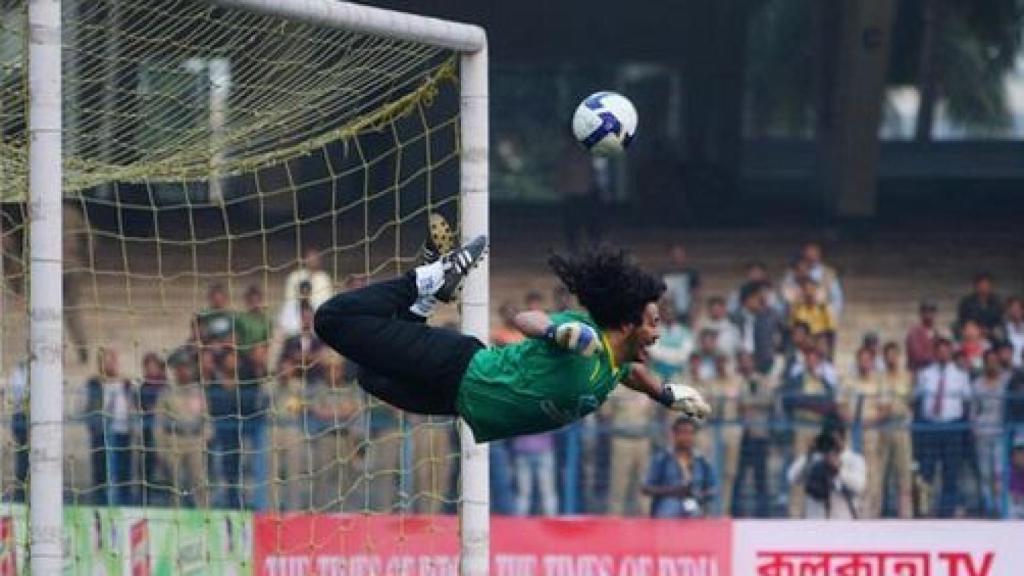 El portero colombiano René Higuita haciendo el célebre escorpión
