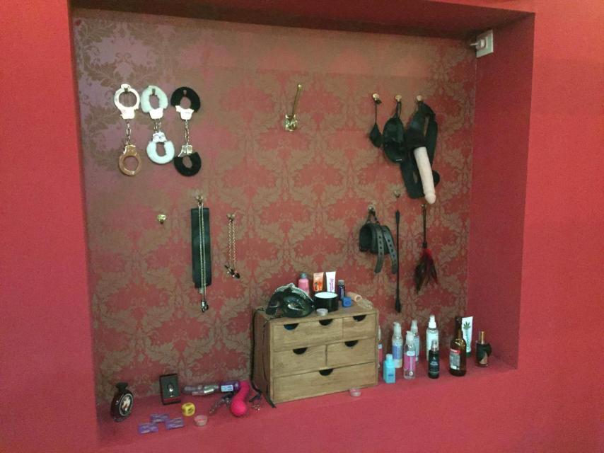 En la habitación roja hay todo tipo de juguetes sexuales