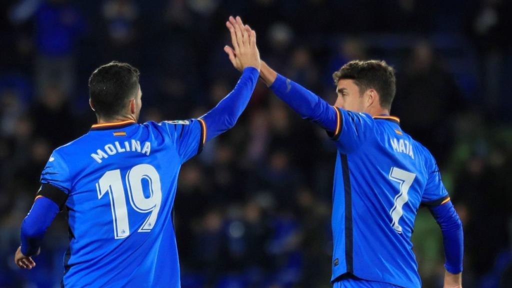Molina y Mata celebran un gol del Getafe.