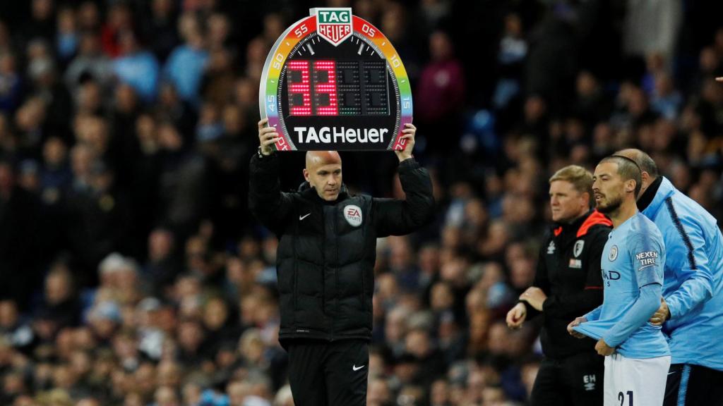 El cartel electrónico también se unió a la campaña 'Rainbow Laces'.