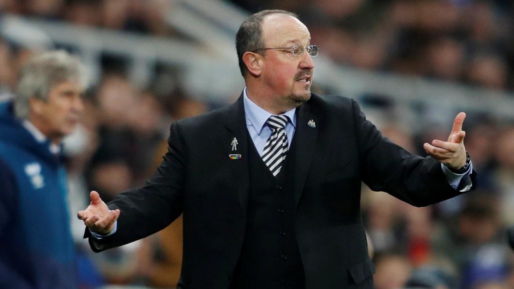 Rafa Benítez, con un pin que apoya al colectivo LGTB.