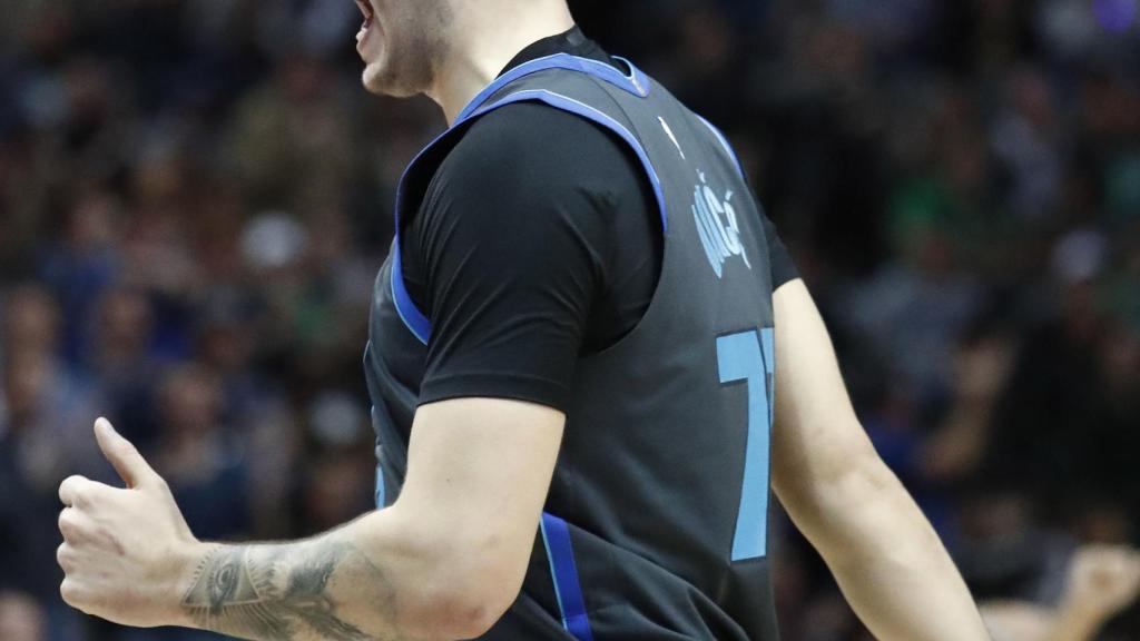 Luka Doncic en un patido con los Dallas Mavericks conta los Boston Celtics