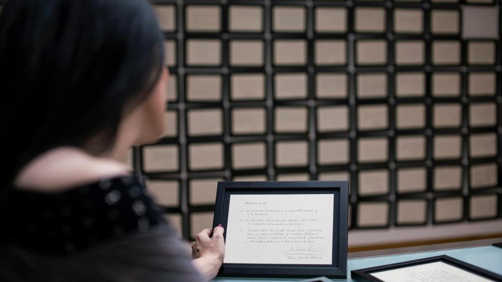 El mural con la Constitución autógrafa y coral al fondo, mientras Cruz Sánchez de Lara observa uno de los artículos.