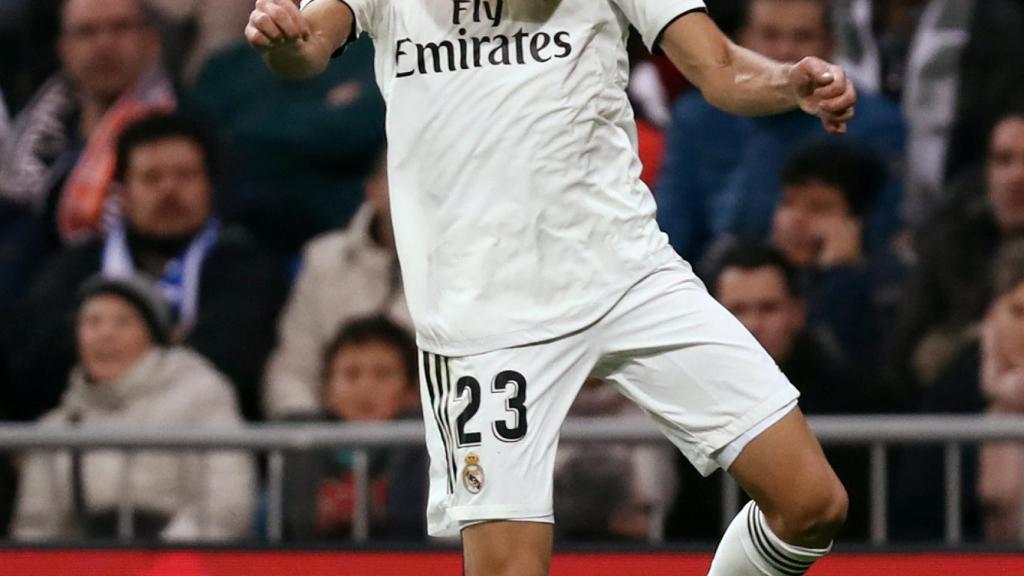 Reguilón contra un balón con el pecho