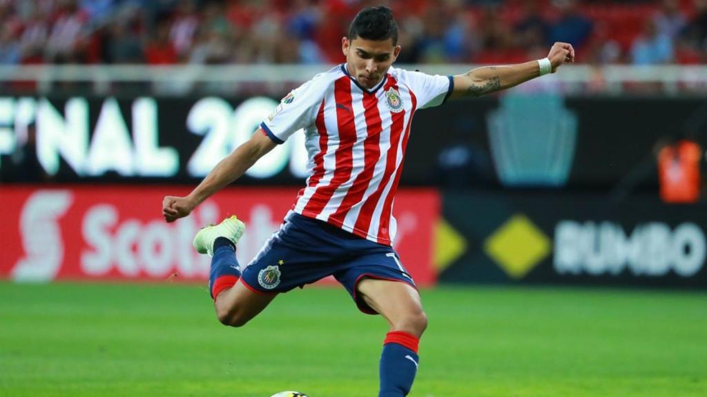 Pineda se dispone a golpear al balón