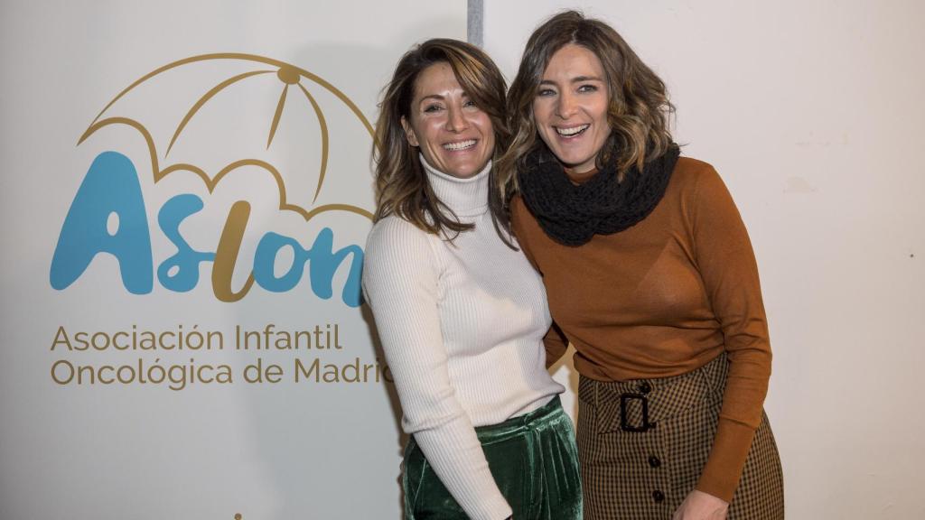 Sandra Barneda y Nagore Robles en el mercadillo solidario